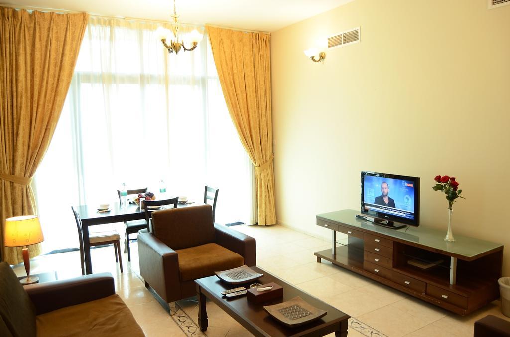 Arcadia Hotel Suites Шарджа Екстериор снимка