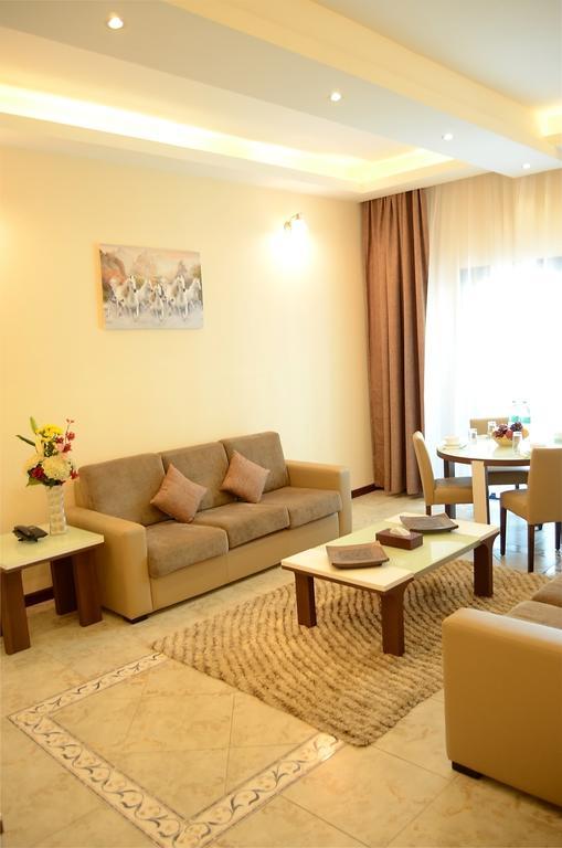Arcadia Hotel Suites Шарджа Екстериор снимка