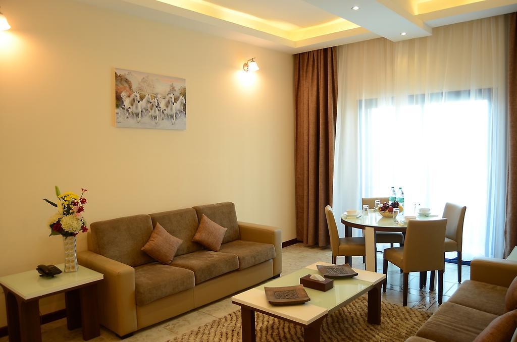Arcadia Hotel Suites Шарджа Екстериор снимка