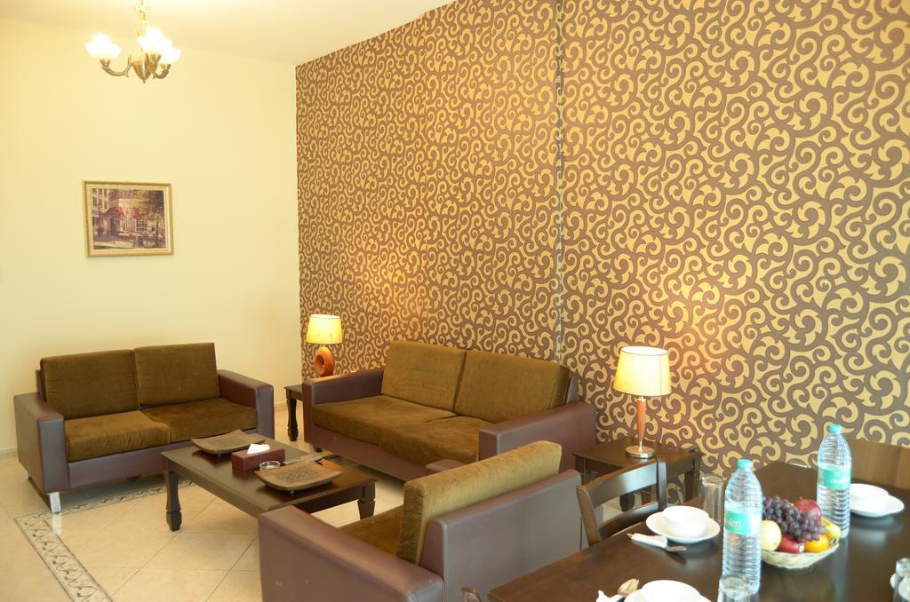 Arcadia Hotel Suites Шарджа Екстериор снимка
